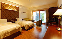Deluxe twin room with private bath